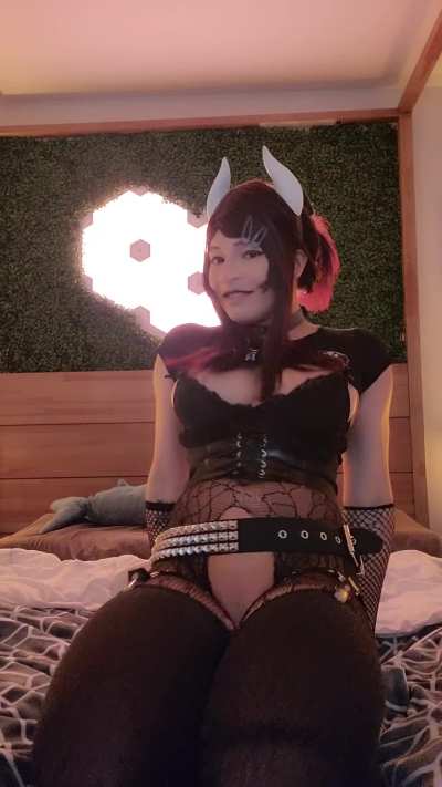 anyone hungry for a cute goth dick? ;3