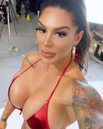 Laura Marie (@muscle_bombshell)