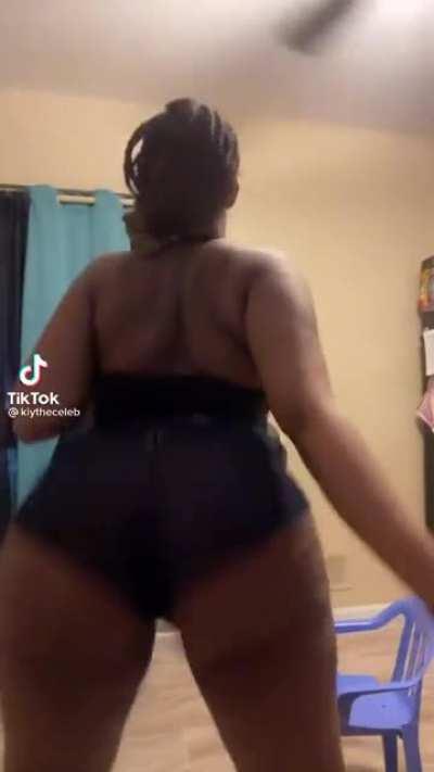 Ass bigger then her back goddamn 😩😩