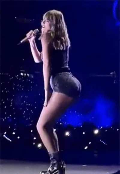 Love Taylor Swift's little ass wiggle