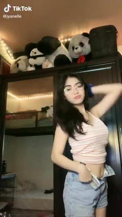 i love it when she shakes her ass