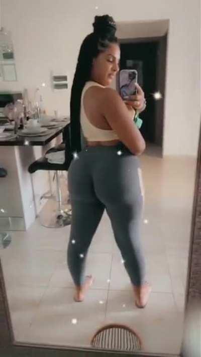 Not very friendly but @realaimeeo has one of the best booties on the gram 🍑