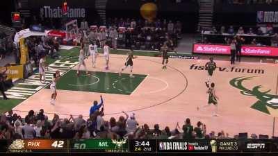 [Highlight] Giannis with the sweet euro-step in transition