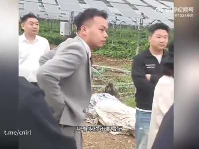 婚车被拦讨要香烟，谈判失败，新郎直接骑电瓶车带着新娘先走了！