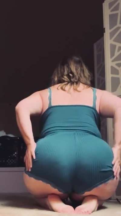 Mommy confession: nothing makes my pussy drip faster than grinding my ripe ass on a younger guy’s face and letting loose wet, rumbly farts I make Him Sniff.