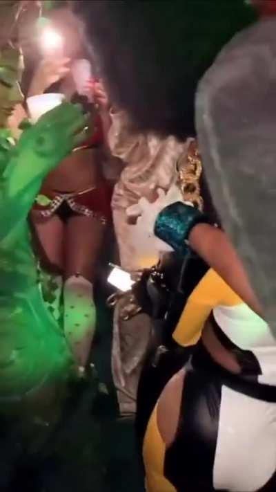 2 baddies shaking 🍑