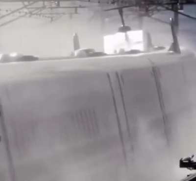 Misting systems are used at some bullet train stations to reduce aerodynamic pressure waves, suppress dust, aid brake cooling, and lower noise levels