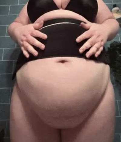 Not sure if her new obesity belt is up to the challenge 😂