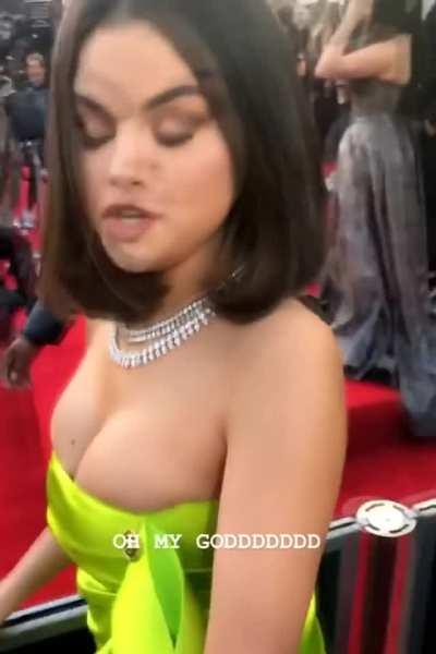 Selena Gomez‘s tits almost spilling out