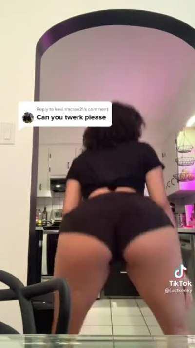 justkeeky thicc 🍑🍑