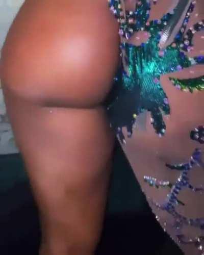 the way she moves that ASS with such ease,🍑 Imagine the way them cheeks move when hitting her from behind!🥵🥵