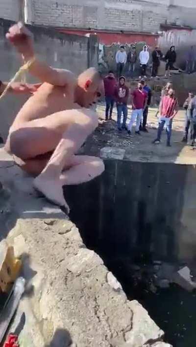 Robber gets thrown to sewage water