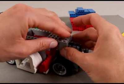 Man makes amazing auto domino machine