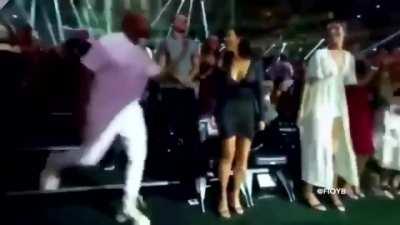 Kanye forcing a dead crowd to stand up during Rihannaâs performance