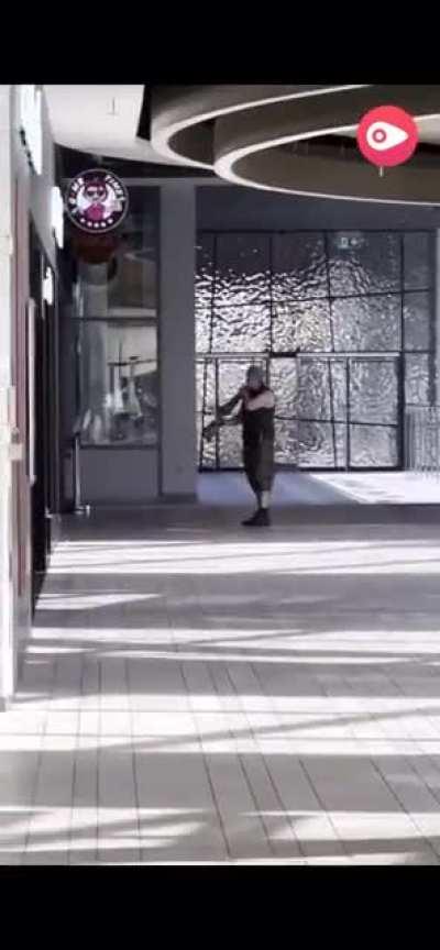 Video af bevæbnet mand der affyrer skud i Fields, det lyder som om han siger 