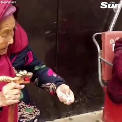 An 84-year-old daughter smiled after her 107-year-old mother gave her candy in central China.