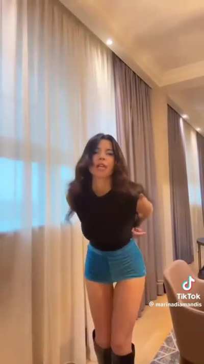 Thigh gap and midriff