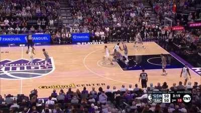 [Highlight] Klay starting to heat up with his 3rd 3-pointer in a row