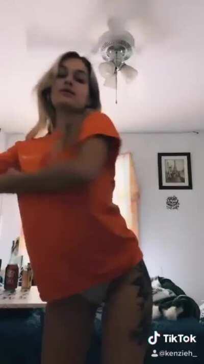 Kenzieh pulls her top off