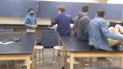 A shocking experience, synchronized scream!