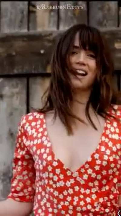 ana de armas - wiggle and jiggle