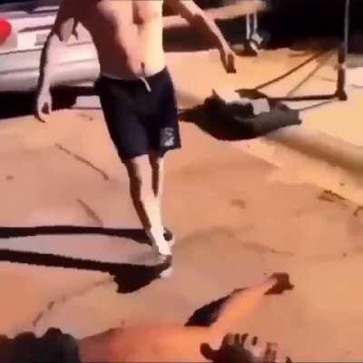 This is how ALL fights should end no matter what. Huge respectfor this man 💯