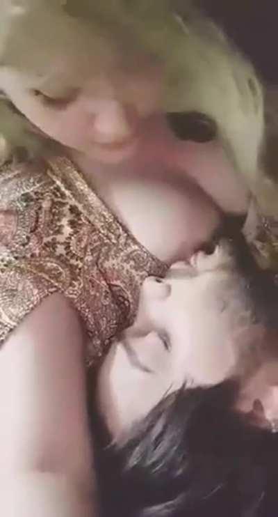 🔥🥰 Cute Snapchat Queen Accidentally went Live while she was Getting her T!tt!es Licked by her Boyfriend 