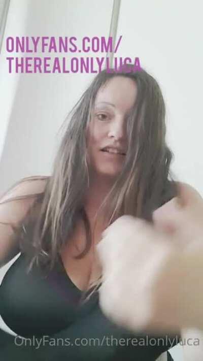 Luca and her tongue 👉🏽👅🖕🏽👎🏽