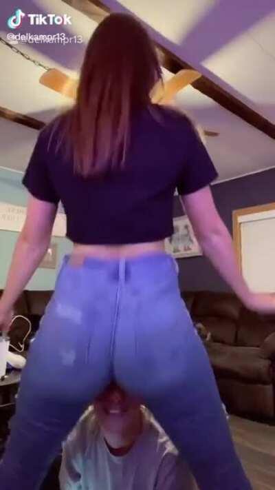 i’d love to be in between those thighs 👀