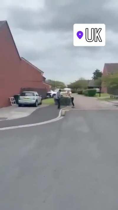 UK fighting with machetes 