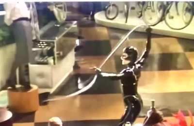 Reminder: Michelle Pfeiffer whipped the heads off those four mannequins IN ONE TAKE to thunderous applause from the Batman Returns crew!