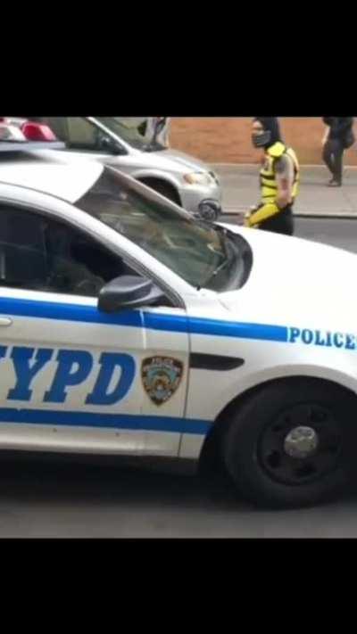 Good cop stops Scorpion from MK