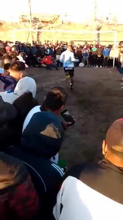 Bryan y un golazo, Runners Tiemblen y aprendan a patear.