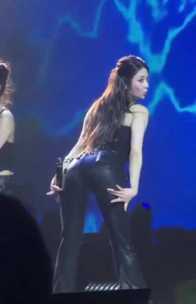 Yunjin (Le Sserafim)