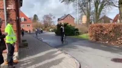 Initiate self desctruct