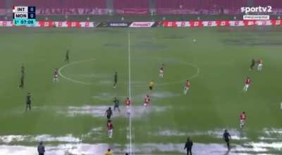 O jogo de polo aquático entre Internacional x Monsoon