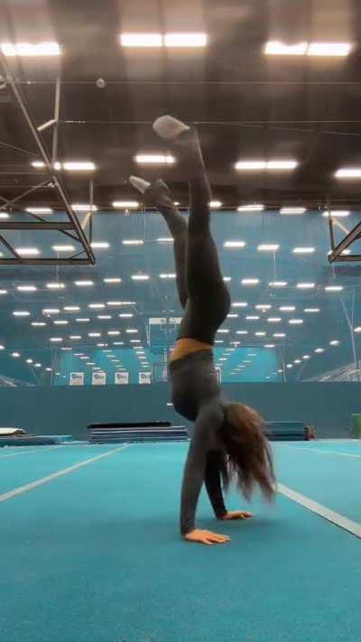 Sydney Smith is very gymnastic and beautiful 🤸‍♀️🍑