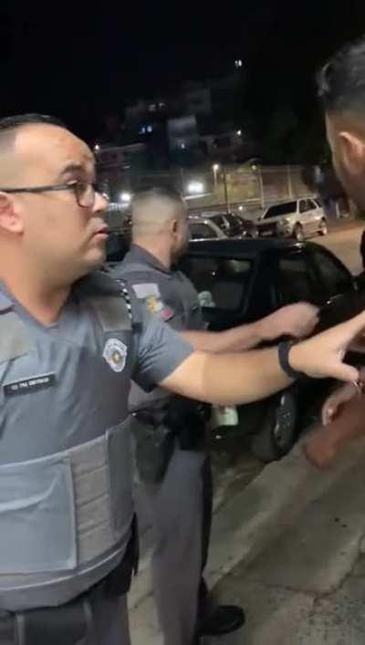 Cop knocks out a man.