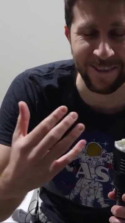 He made light shined through his eyes 😳😳