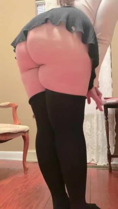 jiggly ass and flexible too😇