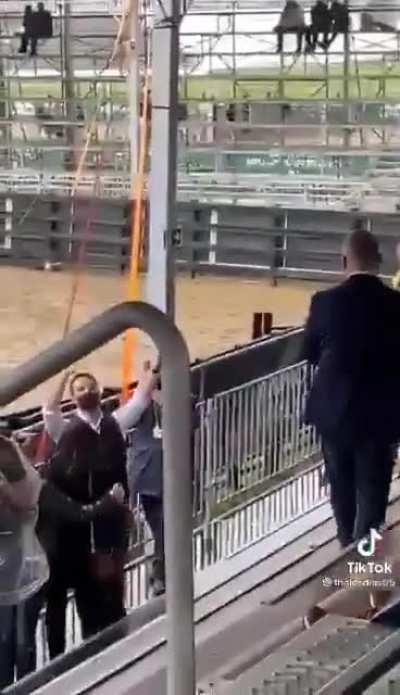 Uns Bolsonaristas foram cobrar a redução da gasolina para o Eduardo Leite, o que eles não esperavam é que ele responderia. Ficaram sem reação e ainda divulgaram esse video como se eles tivessem ganho a discussão.