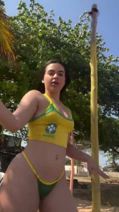 Morena rebolando de bikini