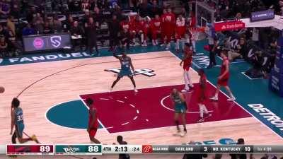 [Highlight] Isiah Livers claps back at the Raptors and throws down the VICIOUS poster