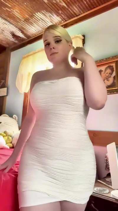 31 [F] I love a lil tube dress 🤍