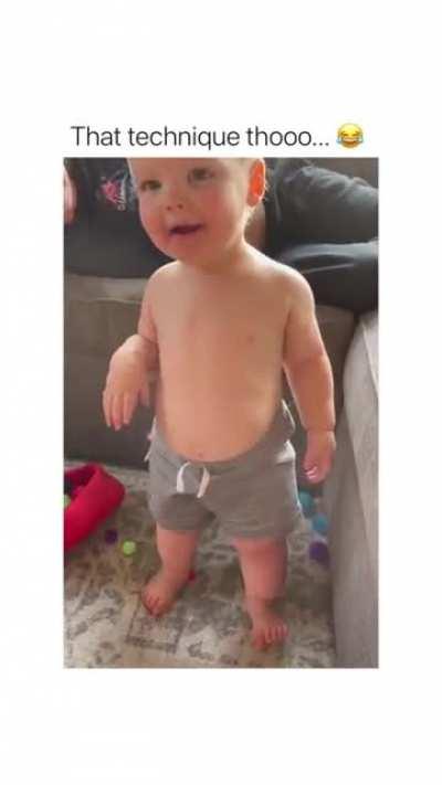 This Kid changes the level of his Trousers to feel more comfi