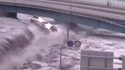 Live video of tsunami