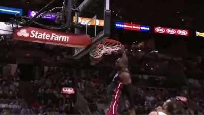 [Highlight] Down 2-1 in the 2013 Finals, Wade takes over in the 4th quarter as Lebron cheers him on from the bench! Wade finishes with 32/6/4 and 6 steals!