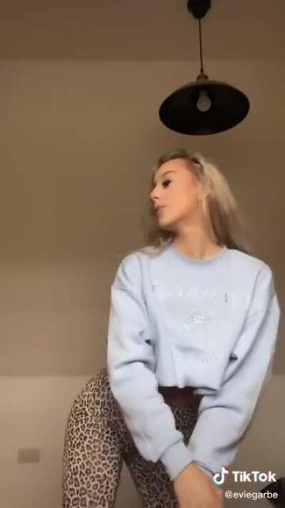 she knows what she is doing 🍑