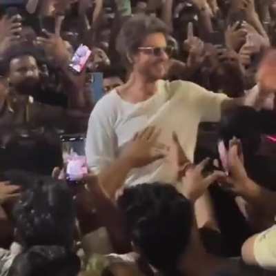 Even with pain on his shoulder, he meets every hand, every heart ✨️