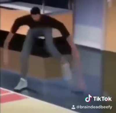 He do be dancin tho 😳😳😳